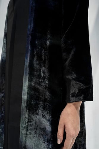 عبايه مخمل أسود كوري مموج بلون فيروزي وبنفسجي #104