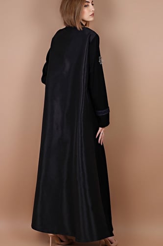 عبايه من الكريب الياباني والتفته مزينه بتطريز