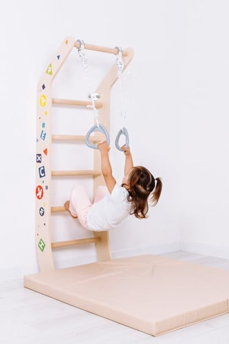 السلم الخشبي