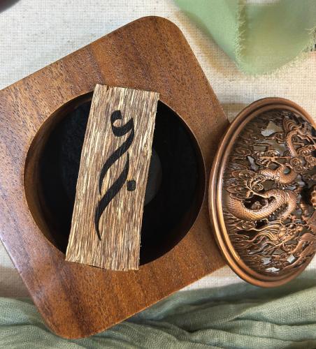 عود فيتنامي مع حفر (حفر على العود)