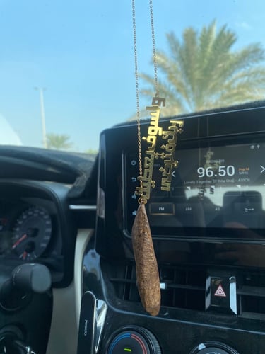 تعليقه سياره بعباره او اسمين بحسب الطلب مع عوده