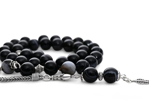 سبحة عقيق أسود مخطط بالأبيض