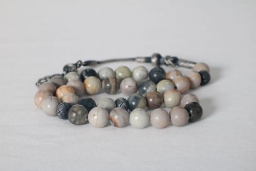 سبحة بيكاسو الرمادي