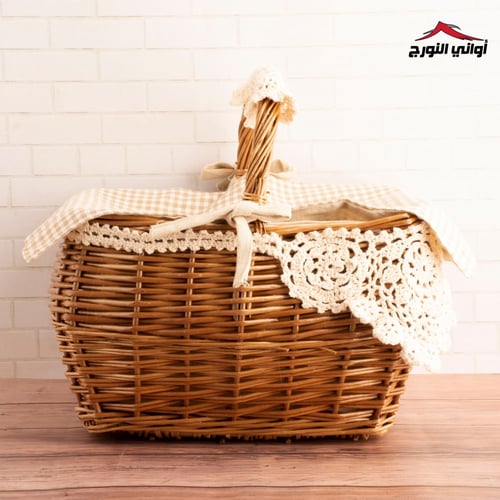 سلة خيزران بني وغطاء قماش كروهات