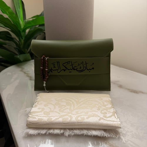 حقيبة جلد مع سجادة و سبحة