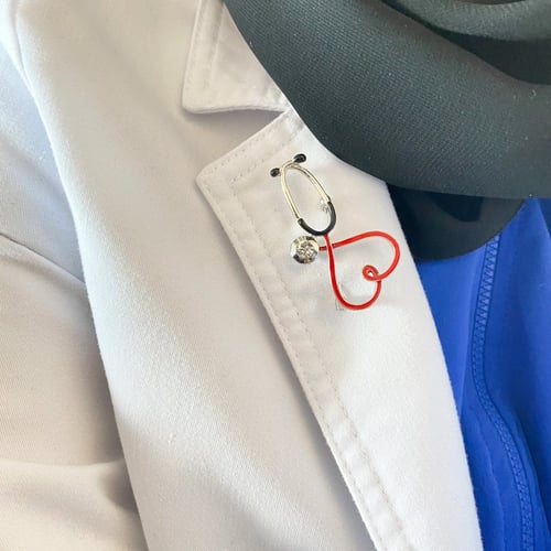 دبوس سماعة طبية