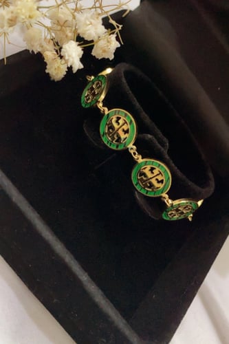 سوارة من ماركة توري بورش