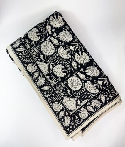 مفرش طاولة أسود