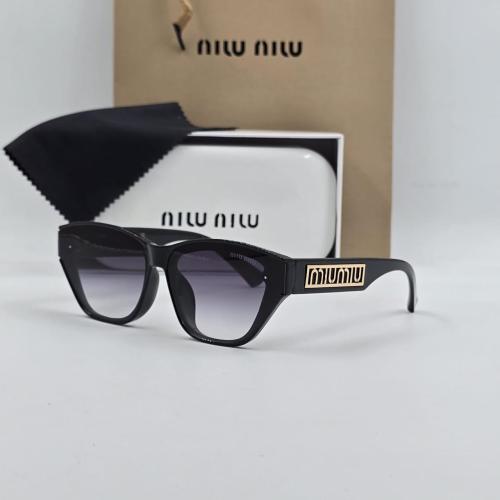 نظارة نسائية من ميو ميو مع الملحقات