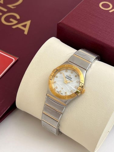 ساعه اوميقا كرستال اخضر درجه اولئ مع ملحقات المارك...