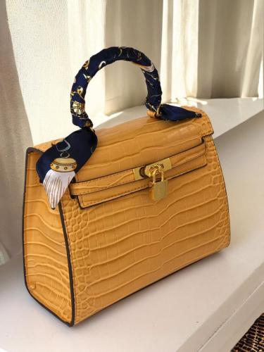 شنط هرمز لمعه درجه اولئ بعلبة الماركه اصفر