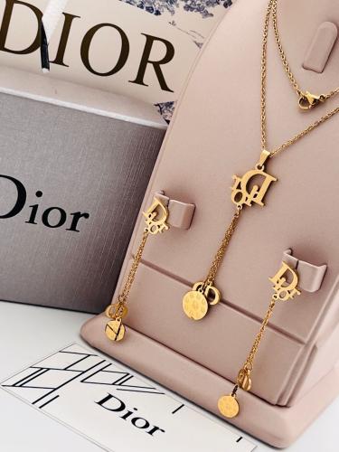 طقم إكسسوارات من ديور سلسال مع حلق