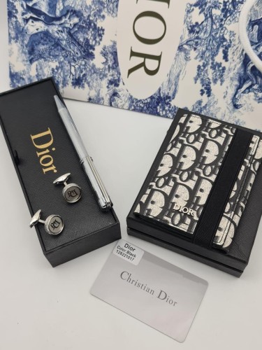 طقم رجالي ... من ديور.. محفظه مع قلم والكبك .. مع...