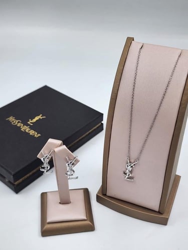 طقم إكسسوارات من إيف سان لوران سلسال مع حلق