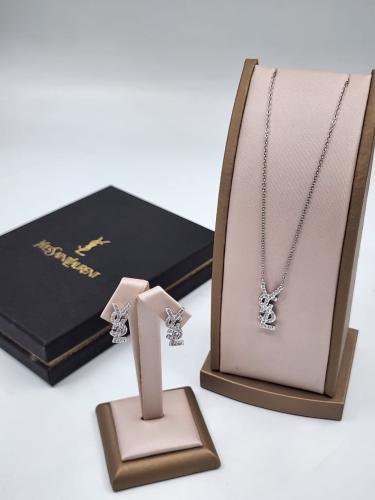 طقم إكسسوارات من إيف سان لوران سلسال مع حلق