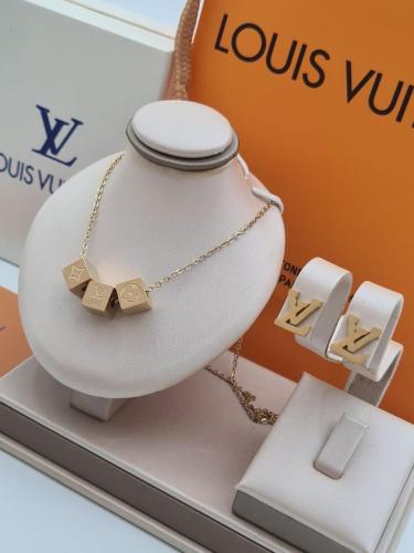 طقم سلسال وحلق ماركة لويس فويتون مع علبه وكيس الما...