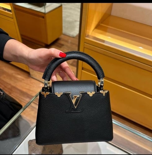 شنطة ماركة لويس فويتن مع ملحقات الماركة