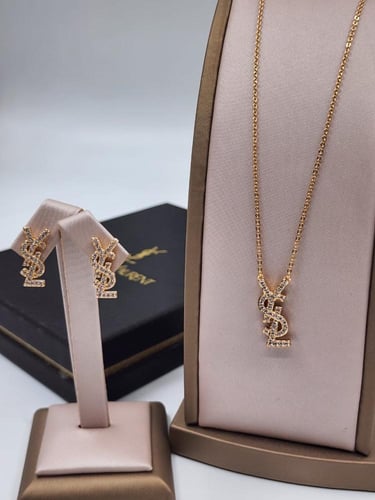 طقم إكسسوارات من إيف سان لوران سلسال مع حلق