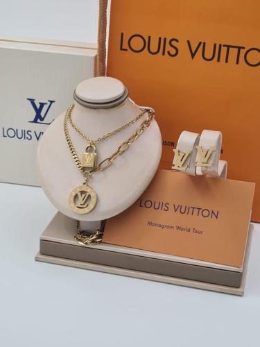 طقم سلسال وحلق ماركة لويس فويتون مع علبه وكيس الما...