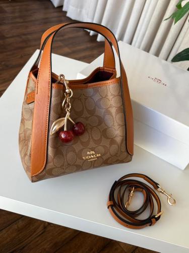 شنطة كوتش هاي كوالتي مع العلبة