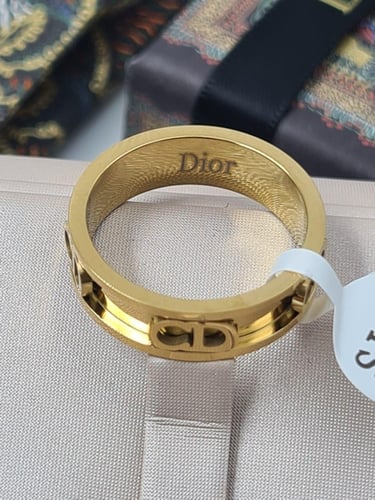 خاتم من ماركه ديور مع الملحقات