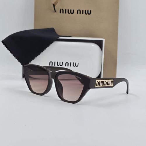 نظارة نسائية من ميو ميو مع الملحقات