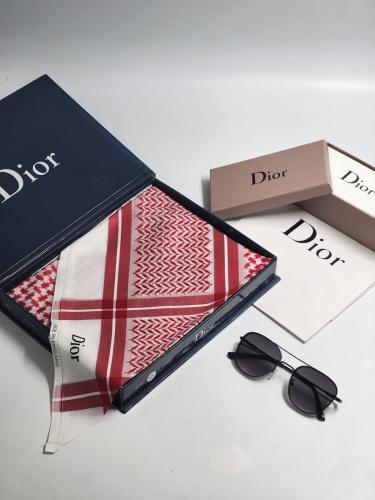 شماغ ونظارة ديور مع الملحقات