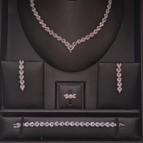 طقم كريستال فاخر ناعم وأنيق فضي