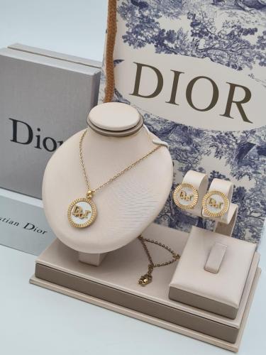 طقم سلسال وحلق ماركة ديور مع علبه وكيس الماركه