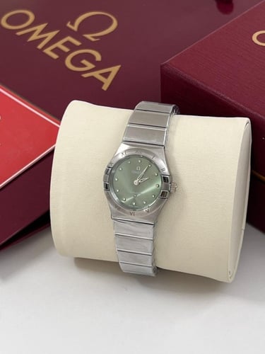 ساعه اوميقا درجه اولئ مع ملحقات الماركة