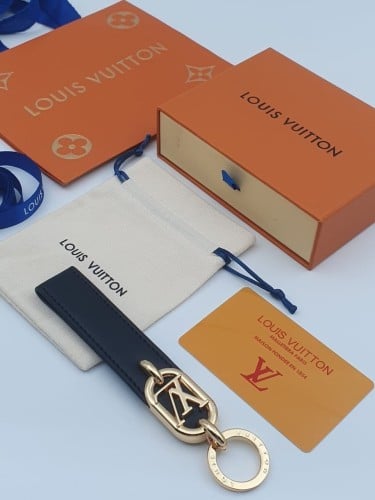 ميدالية لويس فيتون ماستر مختوم بشعار الماركه مع جم...