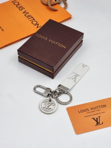 ميدالية لويس فيتون ماستر مختوم بشعار الماركه ابيض...