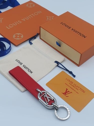 ميدالية لويس فيتون ماستر مختوم بشعار الماركه مع جم...