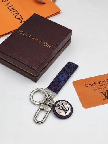 ميدالية لويس فيتون ماستر مختوم بشعار الماركه ازرق...