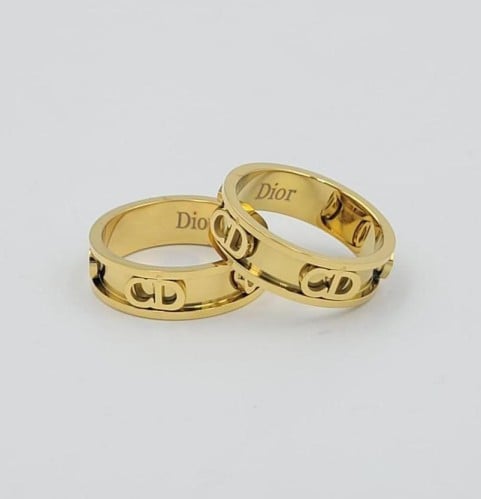 خاتم من ماركه ديور مع الملحقات