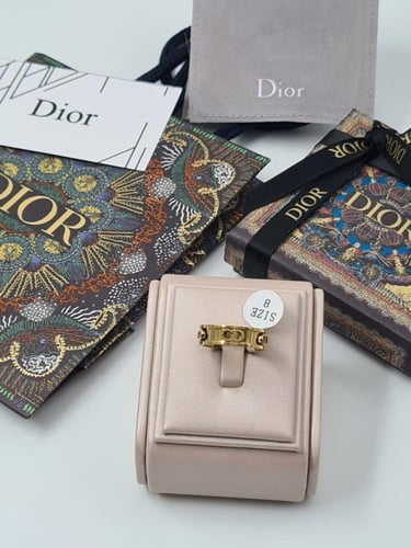 خاتم من ماركه ديور مع الملحقات