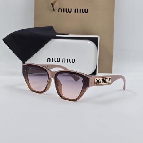 نظارة نسائية من ميو ميو مع الملحقات