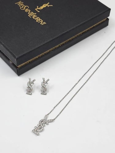 طقم إكسسوارات من إيف سان لوران سلسال مع حلق