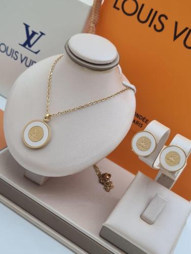 طقم سلسال وحلق ماركة لويس فويتون مع علبه وكيس الما...