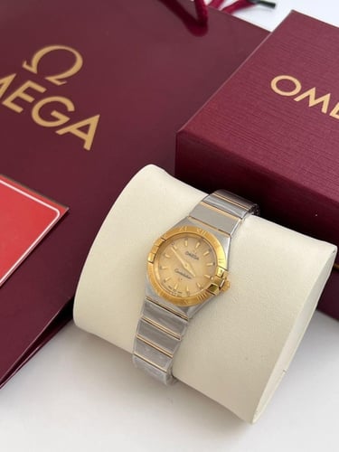 ساعة اوميقا درجه اولئ مع ملحقات الماركة .