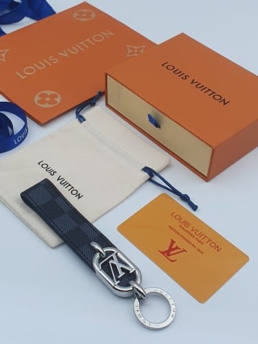 ميدالية لويس فيتون ماستر مختوم بشعار الماركه مع جم...