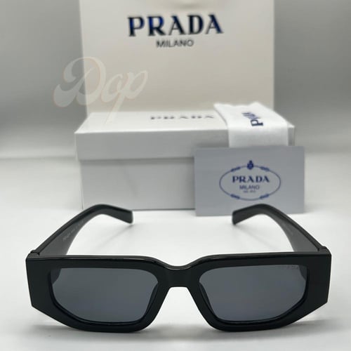 نظارة برادا مربع أسود بشعار ذهبي