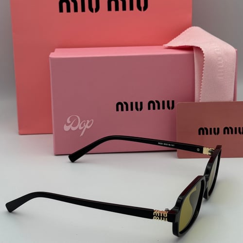 نظارة ميو ميو بإطار سوداء وعدسات مستطيله صفراء