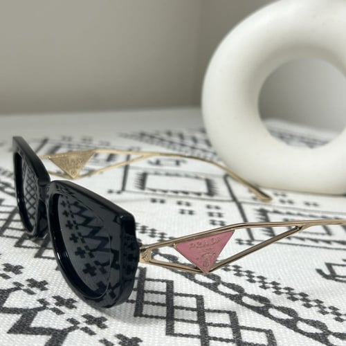 نظارة برادا أسود وذهبي (PINK)