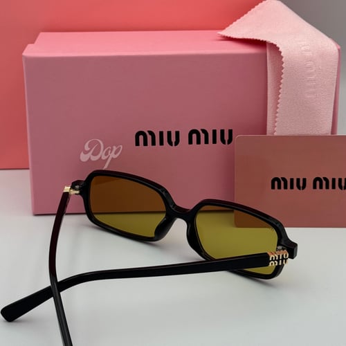 نظارة ميو ميو بإطار سوداء وعدسات مستطيله صفراء