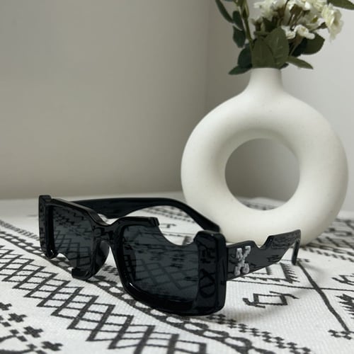 نظارة اوف وايت المكسورة اسود