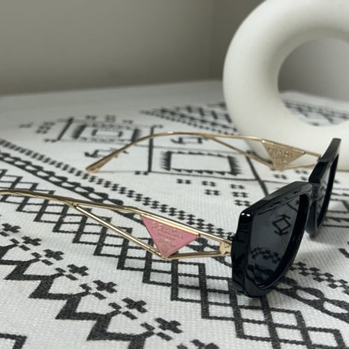 نظارة برادا أسود وذهبي (PINK)