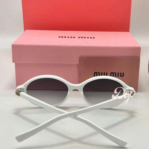 نظارة ميو ميو بإطار أبيض وعدسات مستديرة