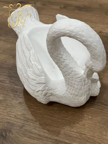 بجعة باللون الأبيض حجم متوسط