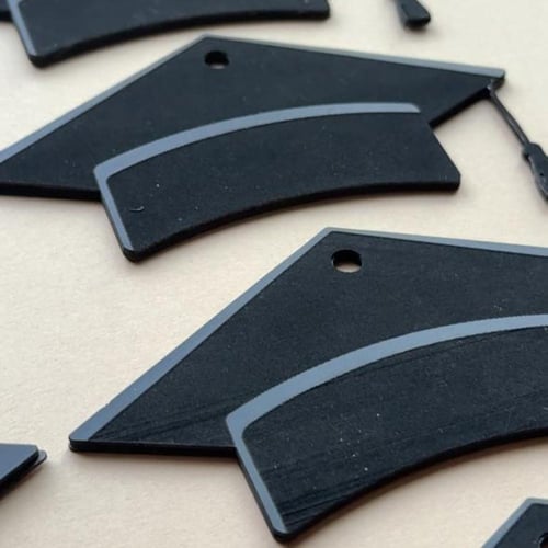 تعليقة - قبعة التخرج